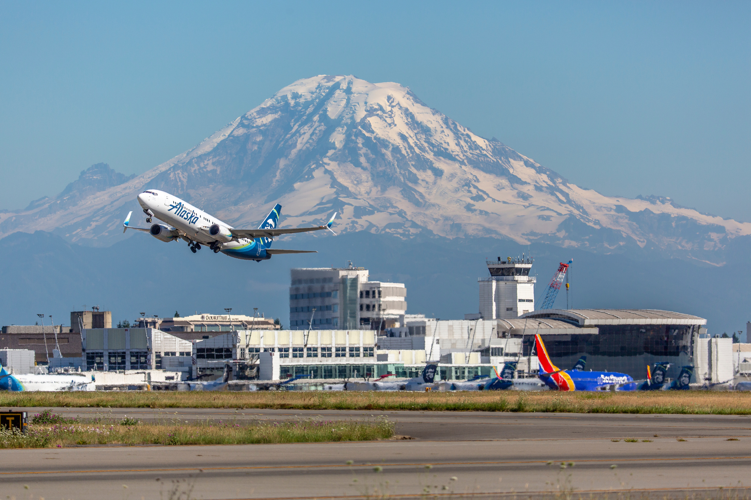 Alaska Airlines plane departing Sea-Tac with Mount Rainier in the background